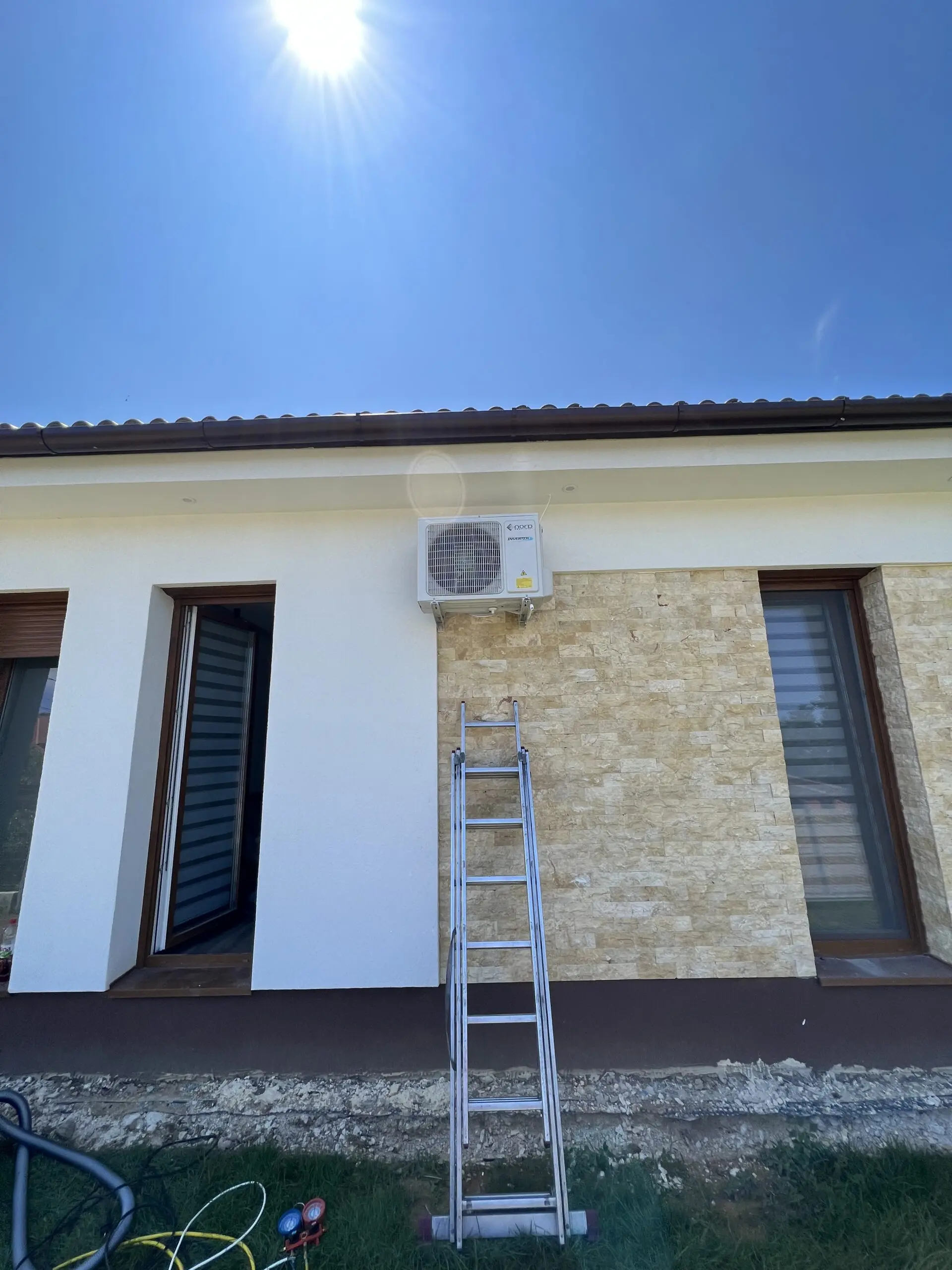 Kültéri klímaegység ellenőrzése családi háznál